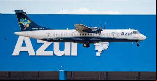 Azul anuncia suspens